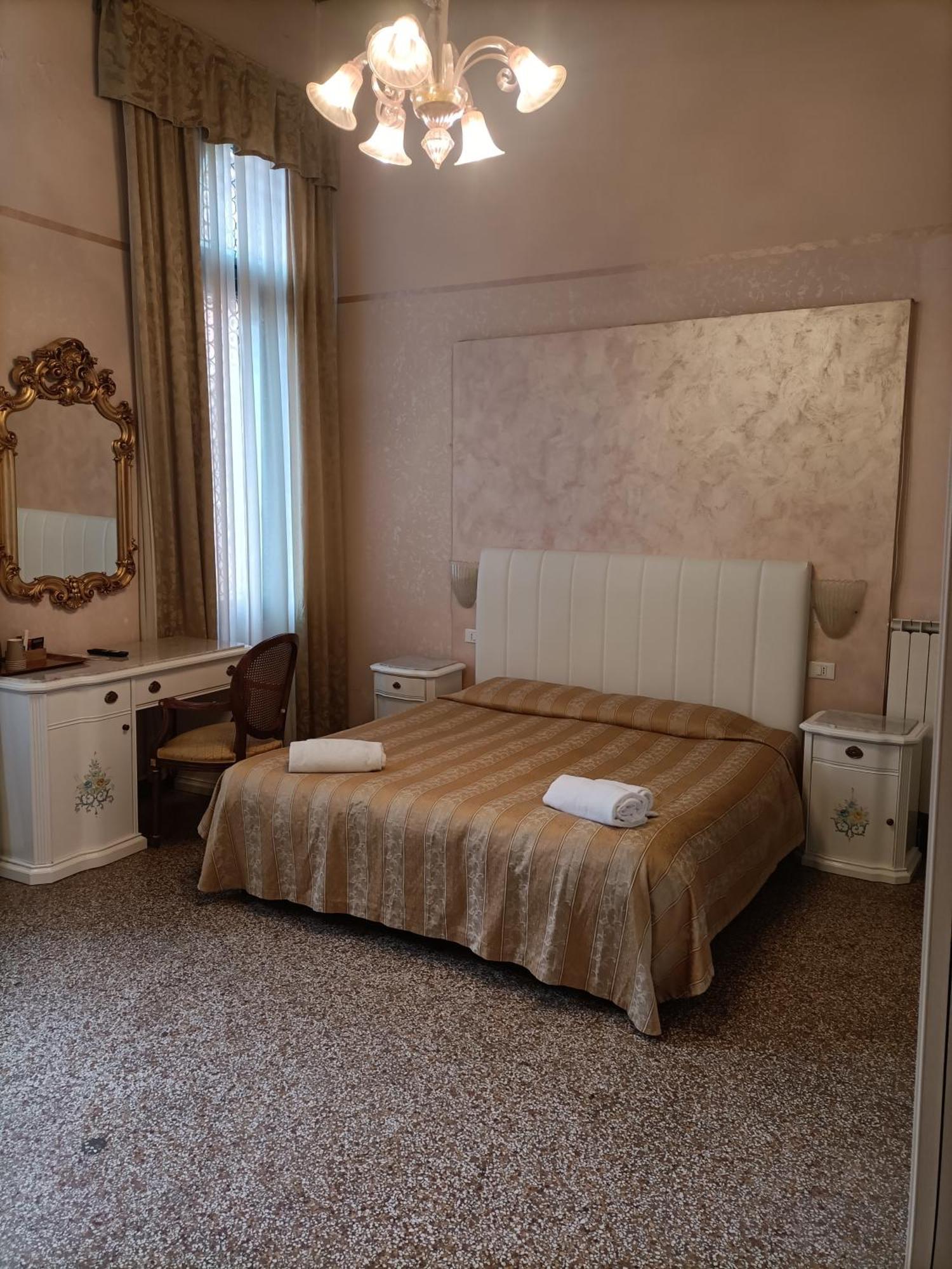 Palazzo Lion Morosini - Check In Presso Ai Santi Apostoli Gasthof Venedig